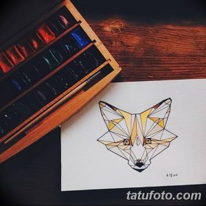 Эскиз татуировки лисы, выполненный в стиле геометрии и полигонального искусства. Четкие линии и сочетание желтых и серых оттенков.